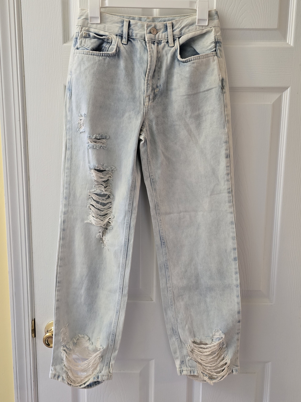 NWOT Light Wash Distressed Straight-Leg Jeans - 26"
